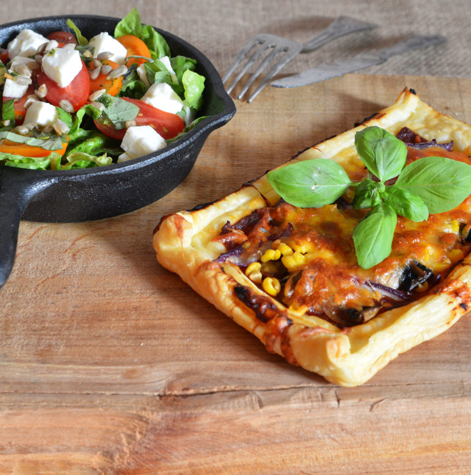 Pizzerinki z Ciasta Francuskiego z Pieczarkami i Kukurydzą Pizzerinki z Ciasta Francuskiego z Pieczarkami i Kukurydzą